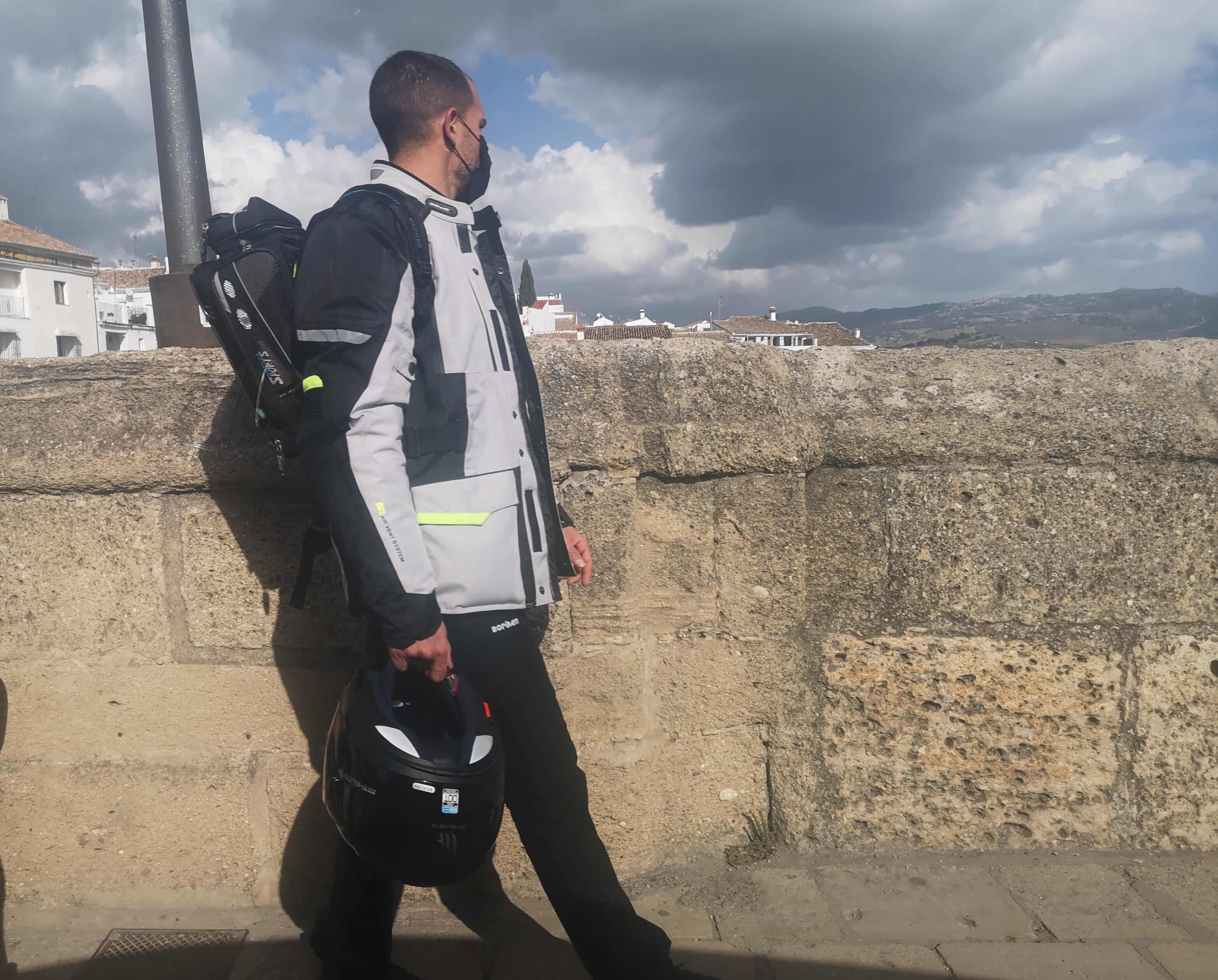 Un visitante discurre por el Puente Nuevo de Ronda