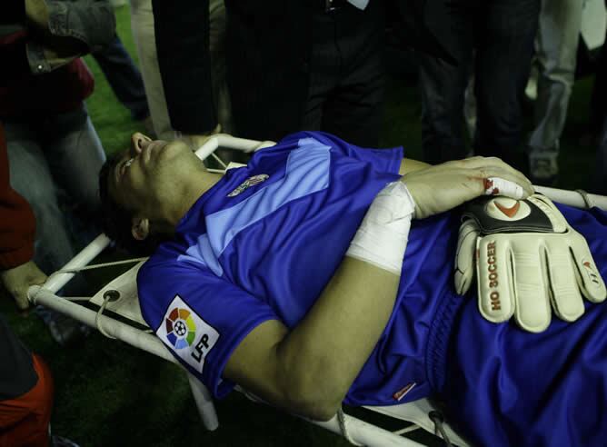 Armando, portero del Athletic, sale en camilla del césped del Ruiz de Lopera