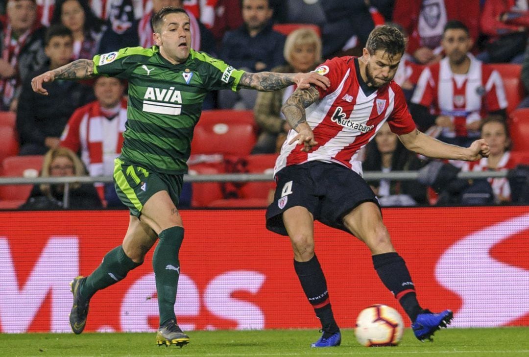 Iñigo Martínez, jugador del Athletic Club, en un partido ante la SD Eibar