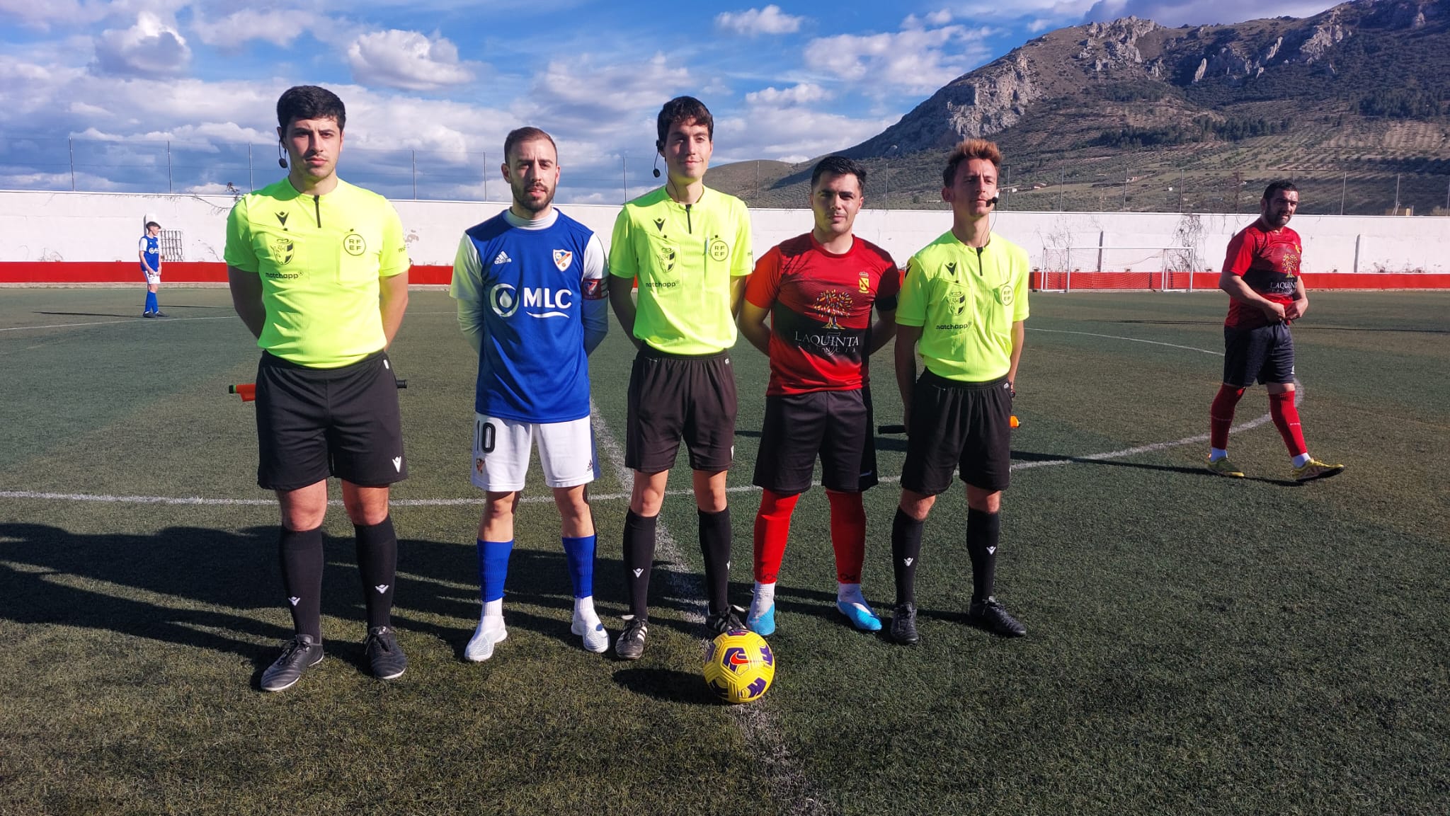 Trío arbitral y capitanes del Jódar C.F. y del Linares Deportivo B