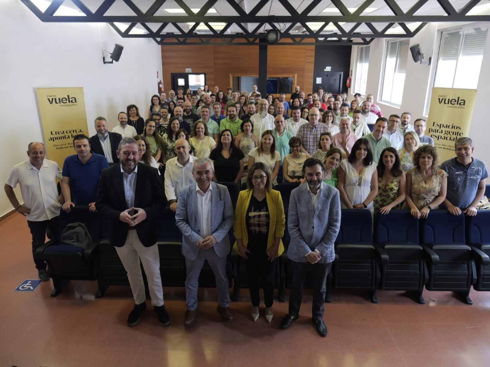 Foto de familia de las autoridades y de los agentes de dinamización local de los Centros Guadalinfo en su encuentro en Mengíbar.