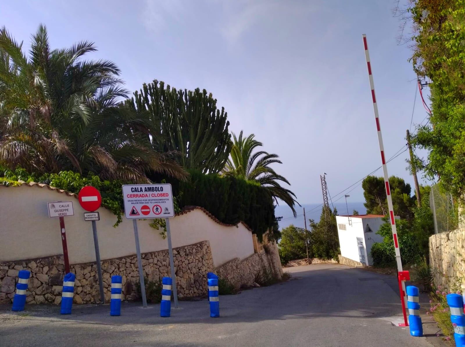 Barrera de verano en la cala del Portitxol en Xàbia.