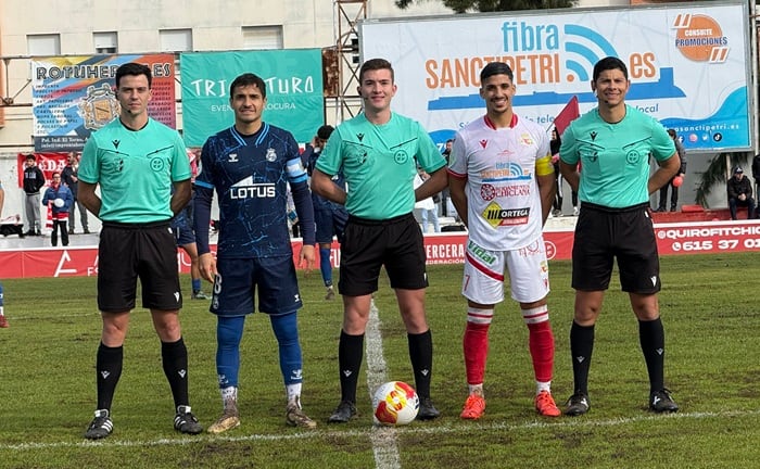 Lanzini junto al capitán del Chiclana