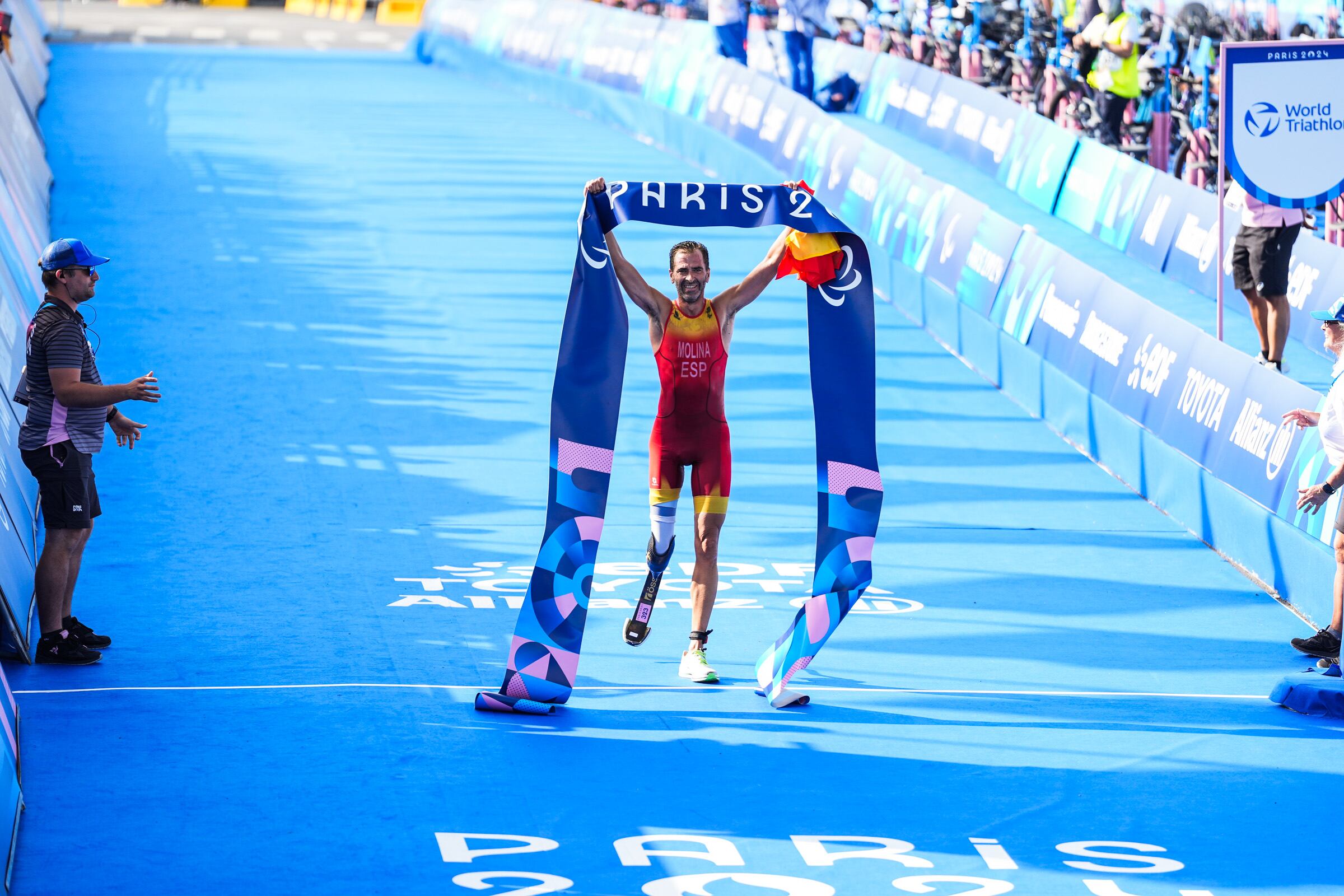 Daniel Molina, campeón paralímpico de triatlón PTS3. Pont Alexandre III. Juegos Paralímpicos París 2024. © David Ramírez / CPE.