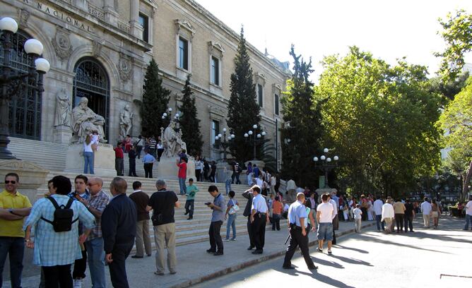 Decenas de personas se arremolinan en la puerta de la Biblioteca Nacional