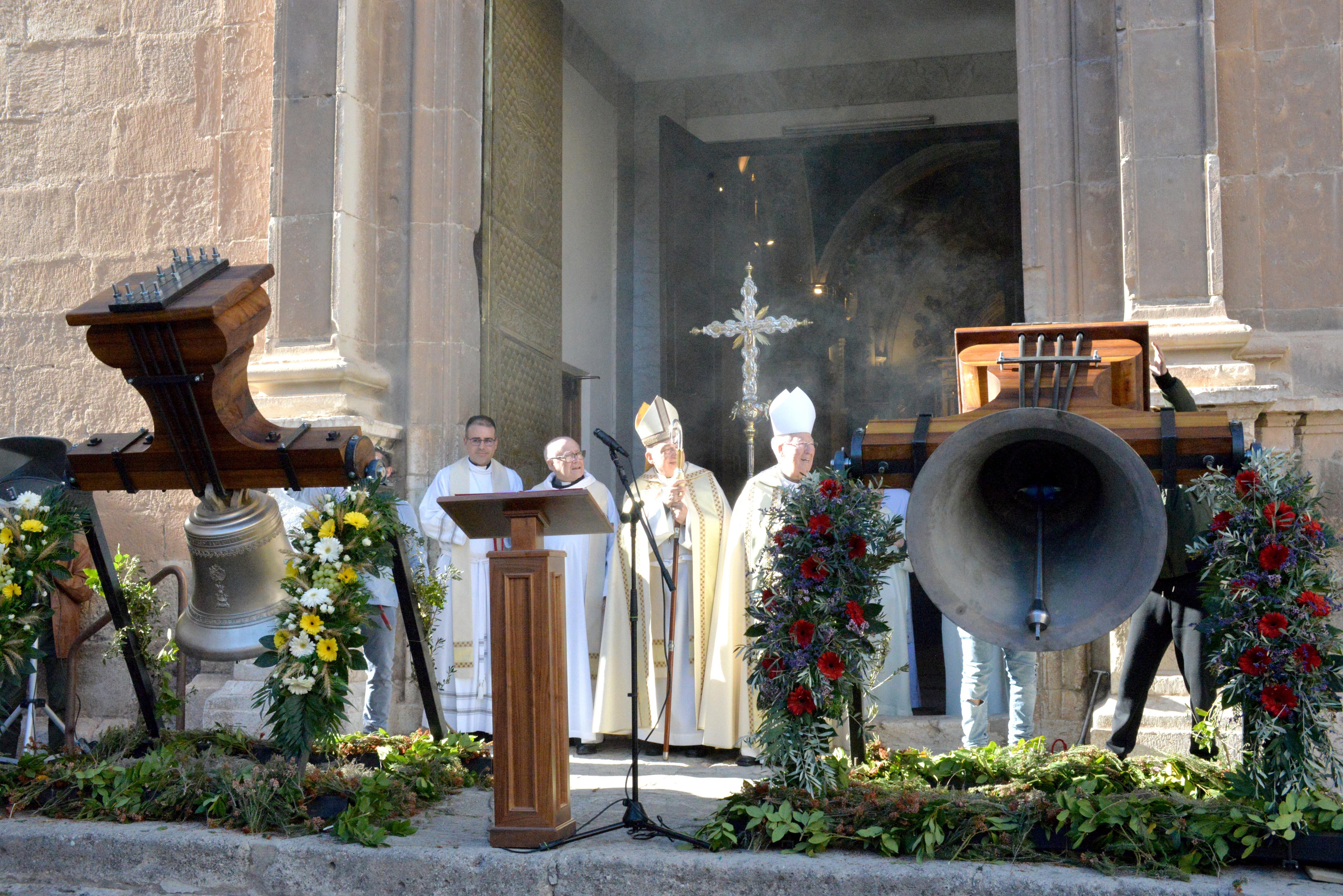 Enrique Benavent, arzobispo de València, en la bendición de las campanas de la parroquia la Asunción de Santa María de Cocentaina.