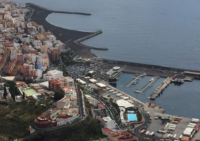 Panorámica de Santa Cruz de La Palma y parte del Puerto de la capital