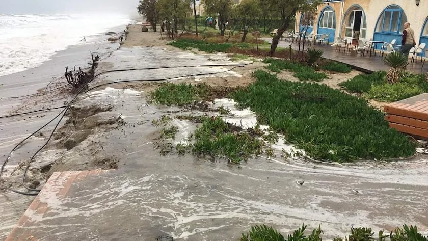 Estado de la zona de Vera playa por el temporal.