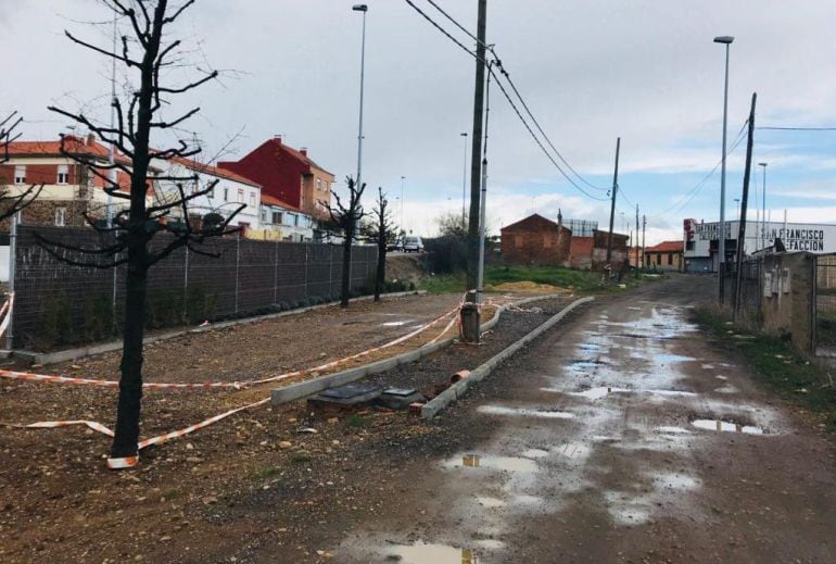 Imagen de la situación actual de las obras de instalación del parque infantil de Cantamilanos