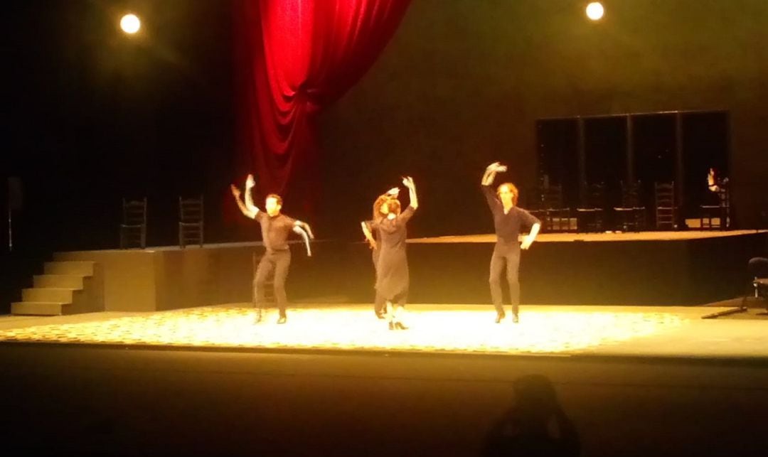 Rafaela Carrasco, Tamara López, Rubén Olmo y David Coria, en uno de los números de &#039;El salón de baile&#039;