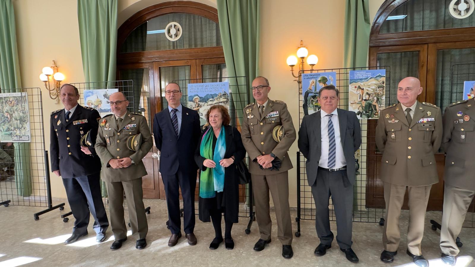 Álvaro Díaz, director de la Academia de Infantería, y José Manuel Esteban, creador de la exposición en la Inauguración de la exposición temporal &#039;La Infantería en Viñetas&#039;