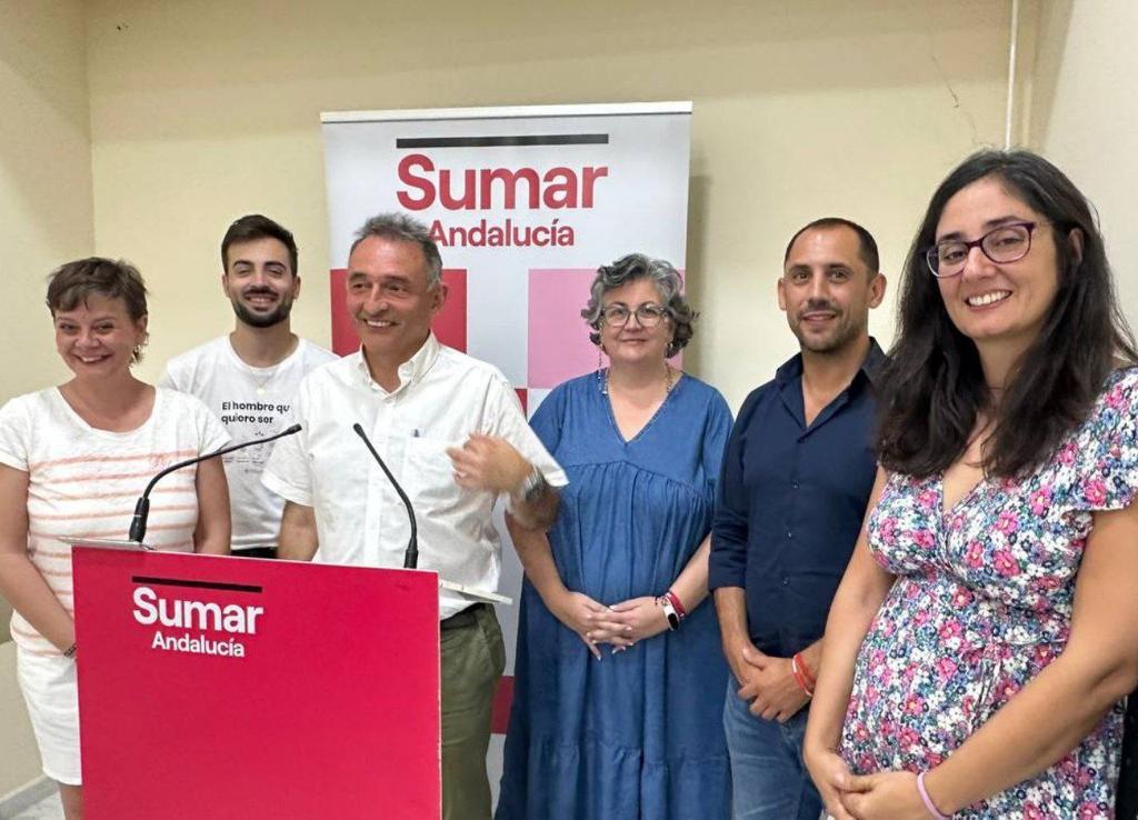 El candidato de Sumar por Córdoba, Enrique Santiago, junto a representantes de la candidatura y las fuerzas que la conforman.