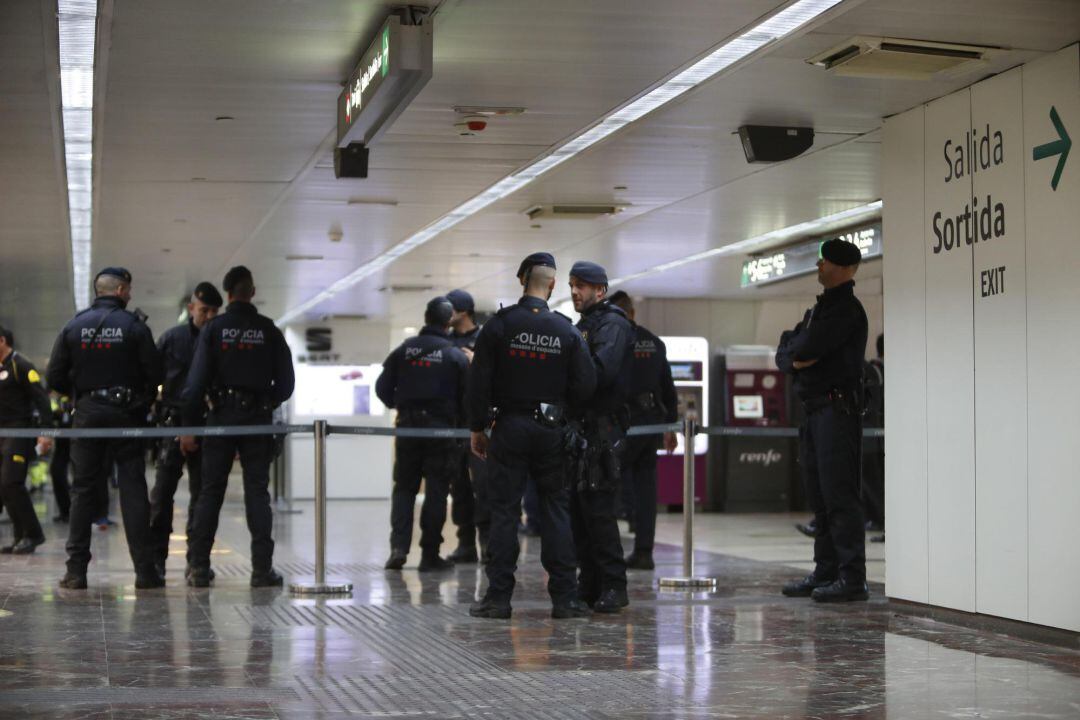 Els Mossos a l'estació de Sants aquest dimecres