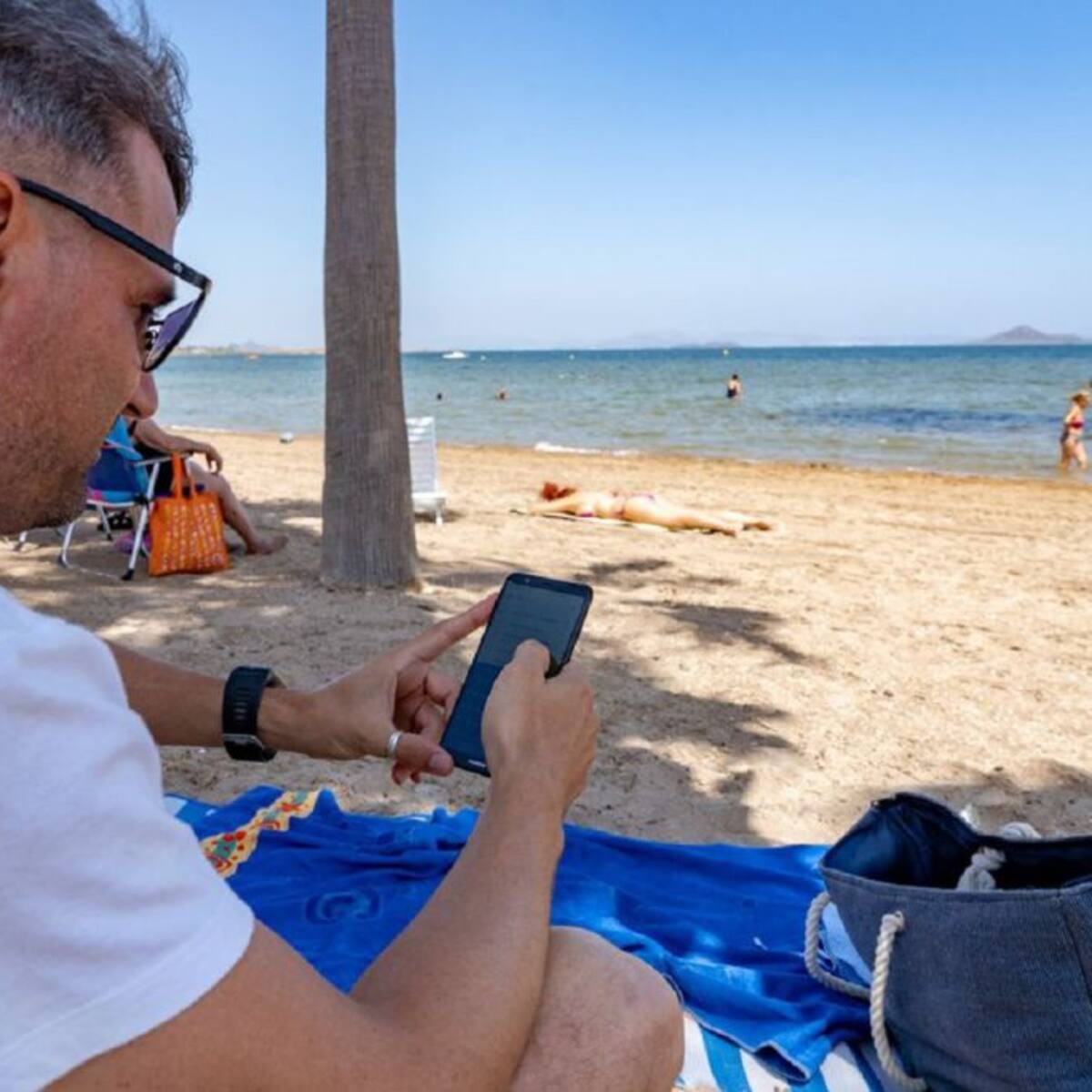 Cartagena gana un programa europeo para instalar wifi en las playas del Mar Menor