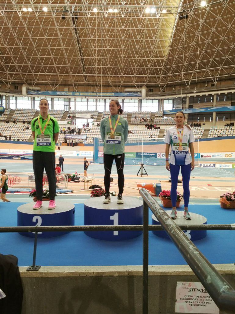 Rosalía Tárraga, a la derecha, en el podio de Valencia con su medalla de bronce