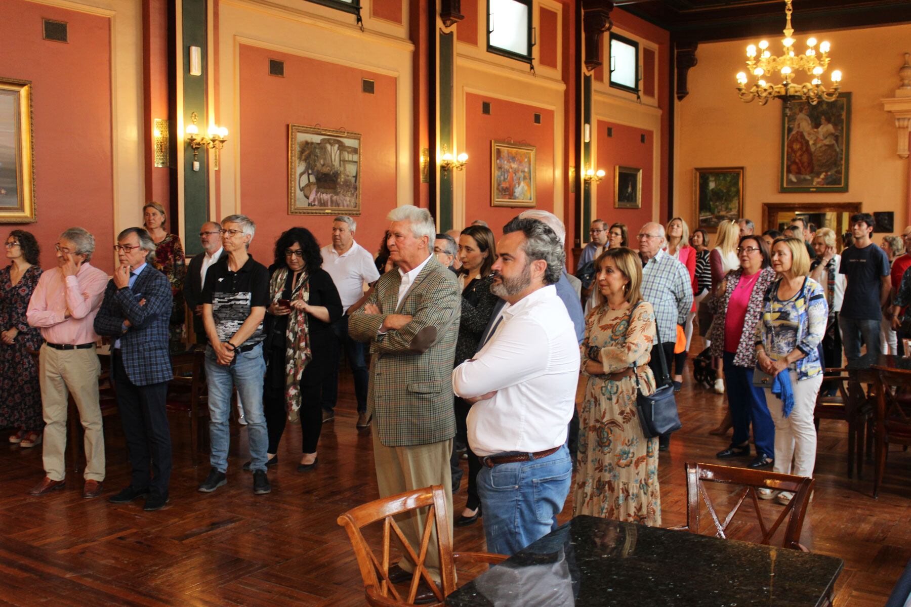 Los asistentes a la inauguración de la exposición de Alfonso Saura en el Salón Largo del Círculo Industrial