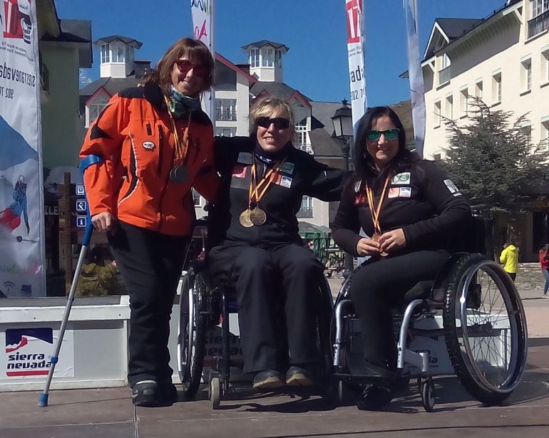 Mariluz Nathalie Carpanedo(c), gran triunfadora en Sierra Nevada con tres oros