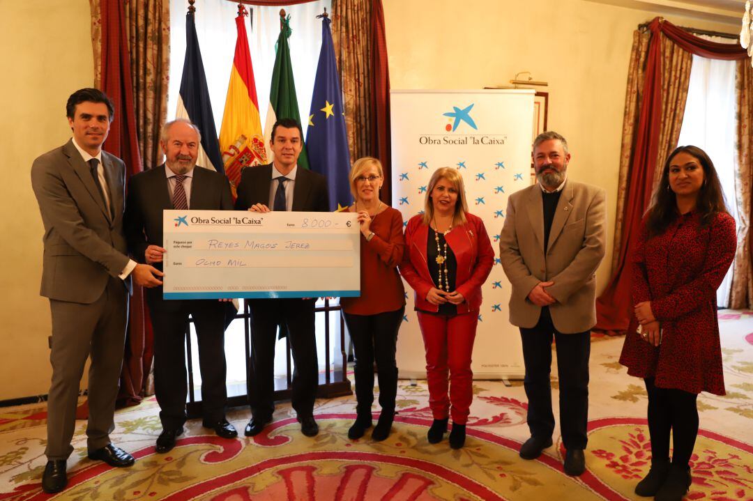 Entrega de la donación de 8.000 a los Reyes Magos de Jerez