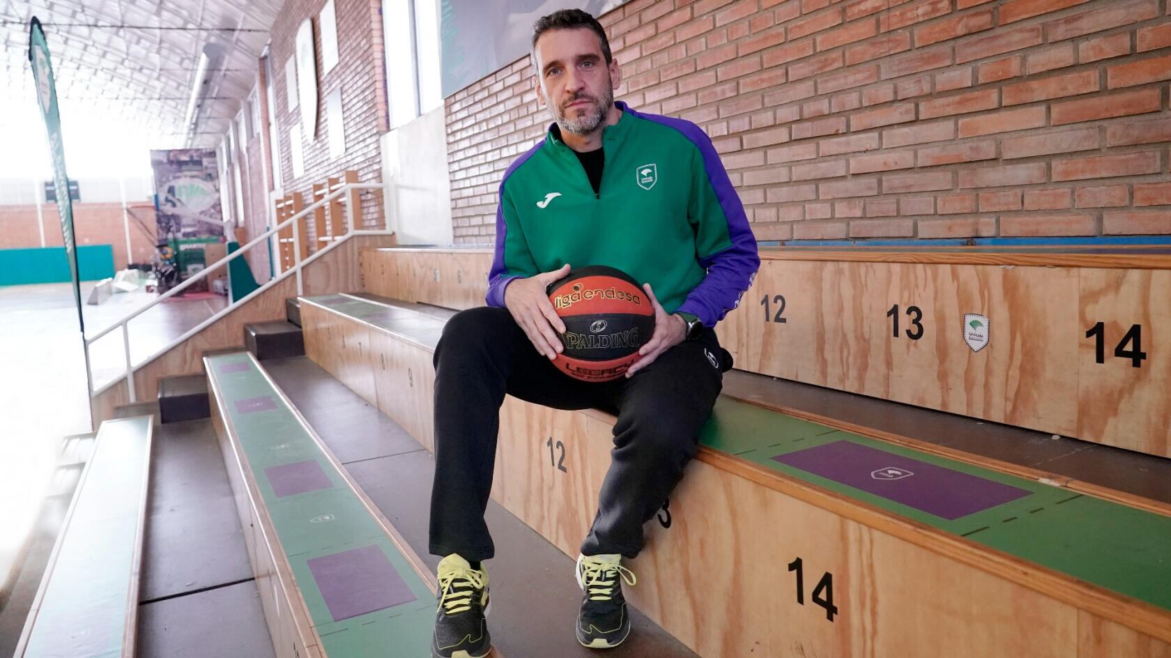 Ibon Navarro posa en la grada del pabellón de Los Guindos