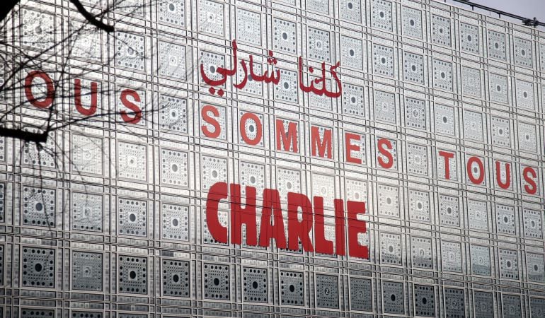 El mensaje &quot;Nosotros somos Charlie&#039; en el edificio del Instituto árabe de París.