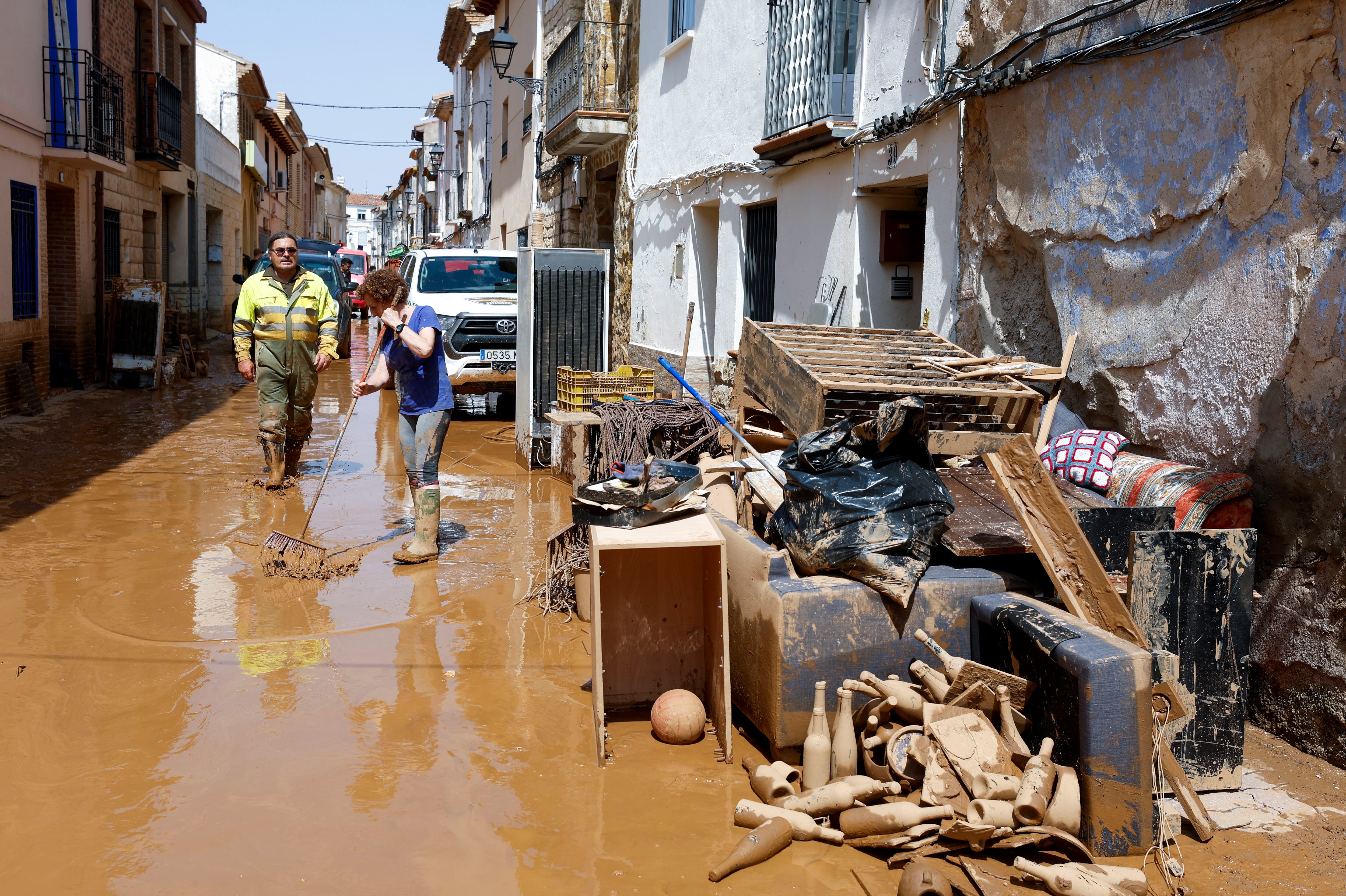 LETUX (ZARAGOZA), 15/06/2025.- Vecinos de la localidad zaragozana de Letux achican barro y retiras mobiliario dañado este domingo. La Dirección General de Carreteras e Infraestructuras del Gobierno de Aragón ha propuesto una serie de alternativas para sortear los tramos cortados en la red viaria debido a las fuertes lluvias y desprendimientos registrados este viernes en la comunidad. EFE/ Javier Cebollada