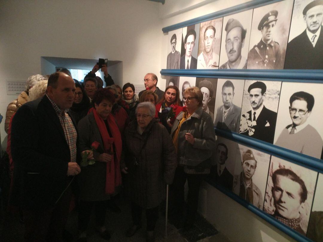 Imagen del homenaje llevado a cabo hoy por el PSOE de Segovia en memoria de los represaliados del Franquismo, con la presencia del secretario regional, José Luís Aceves, a la izquierda de la imagen, seguido por la alcaldesa, Clara Luquero. 