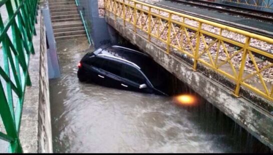 Coche atrapado en un paso inferior de Godella