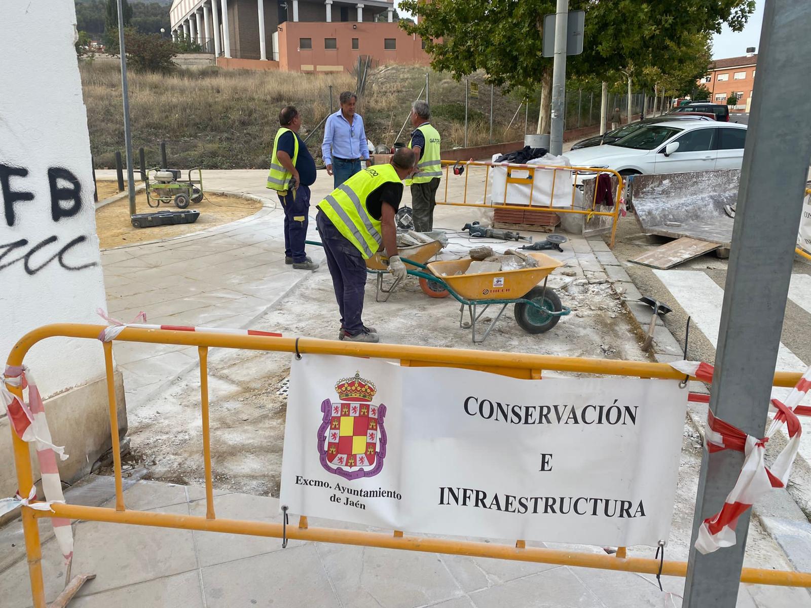 El concejal de Conservación e Infraestructuras Municipales, Antonio Losa, comprueba la marcha de unas obras en una calle de Jaén.