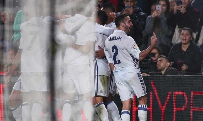 Carvajal hace una peineta al Camp Nou tras el gol de Ramos 