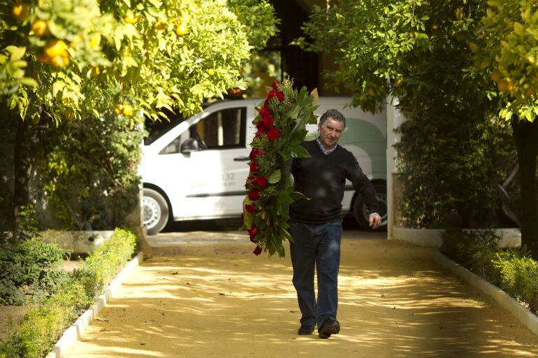 Coronas de flores llegan al palacio de Las Dueñas.