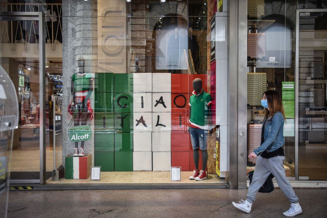 Una ciudadana italiana pasea por las calles de Milán