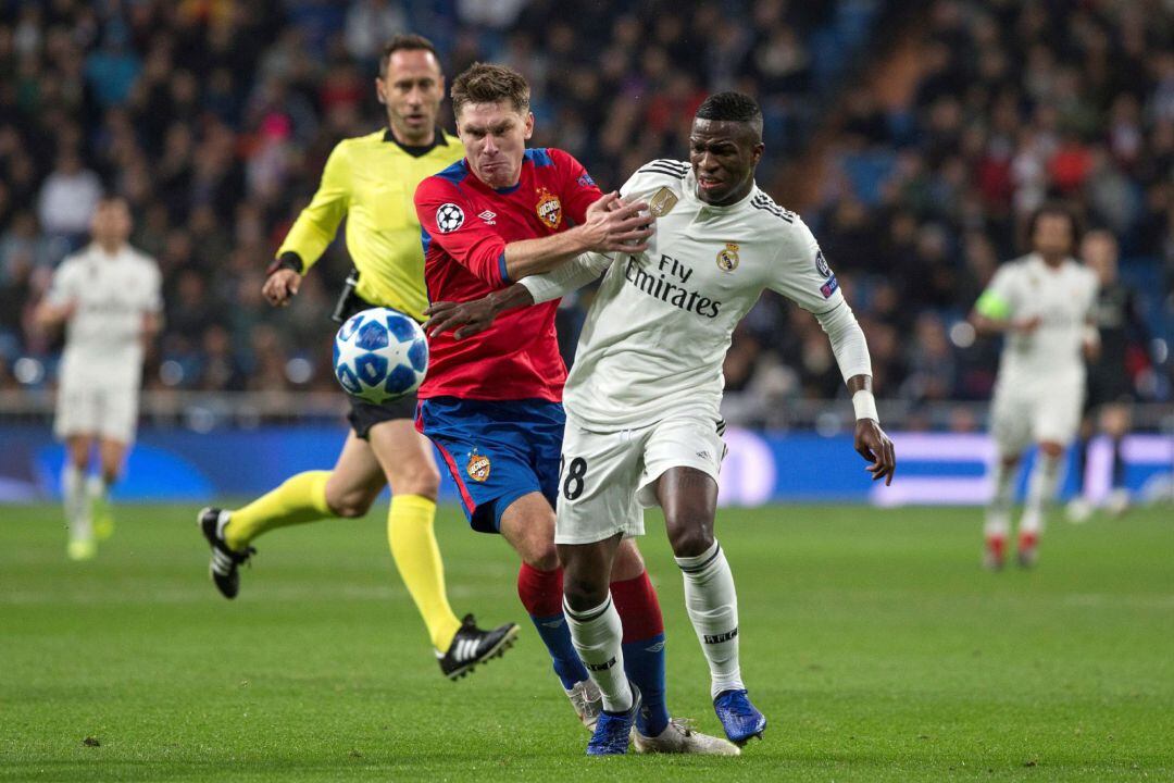 Vinicius intenta escaparse del defensa del CSKA Kirill Nababkin.