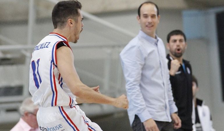 José González celebra un triple