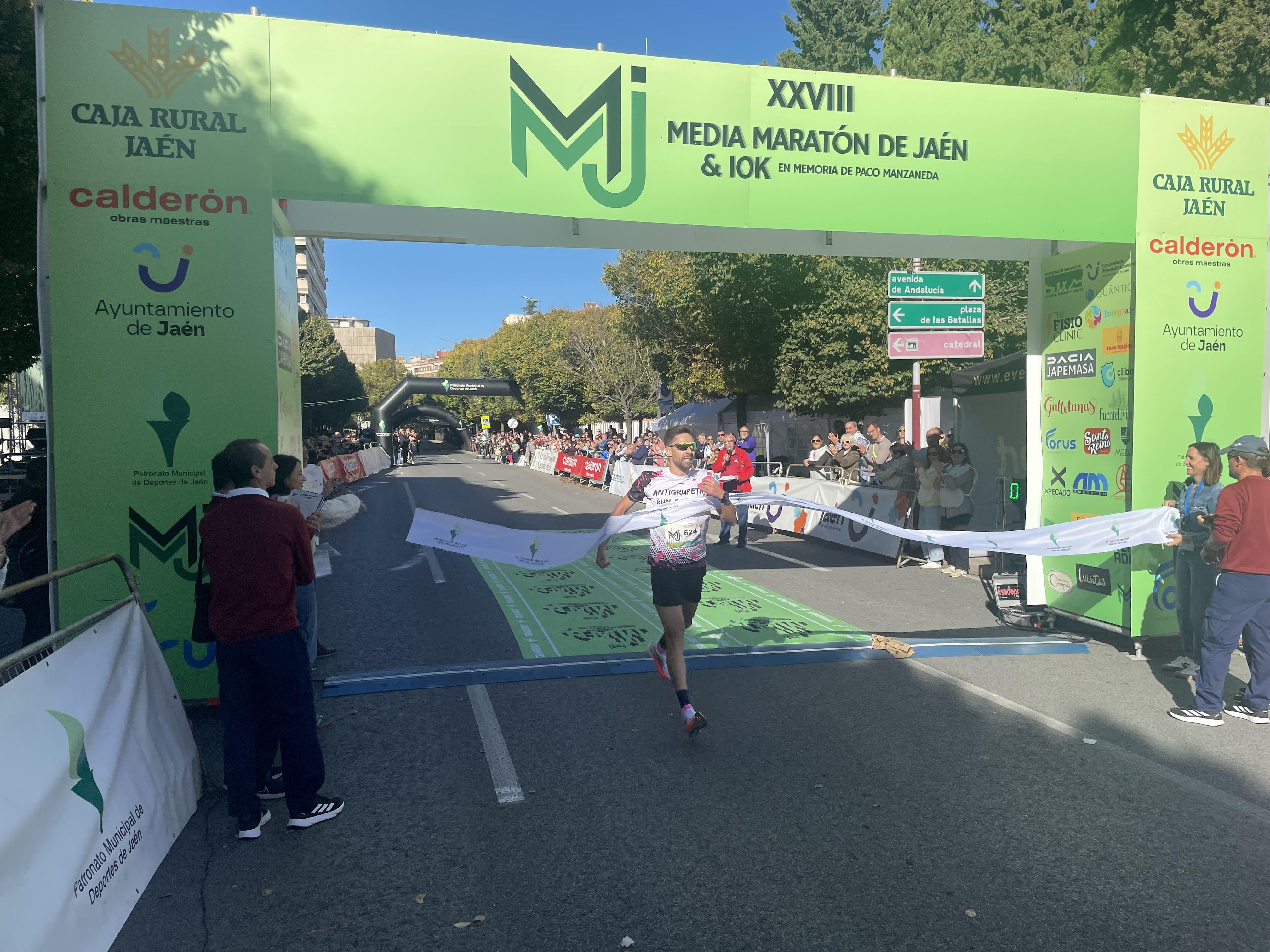 Manuel Jesús Viedma cruza la meta como ganador de la Media Maratón de Jaén.