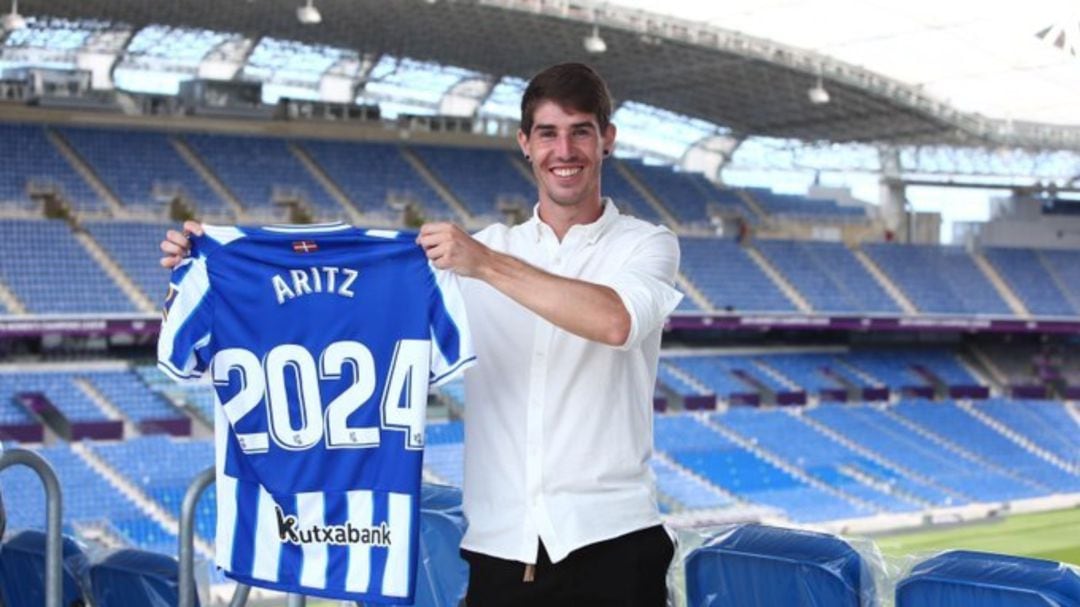 Aritz Elustondo posa con su camiseta txuri urdin en la grada de Anoeta, tras renovar su contrato hasta el 2024