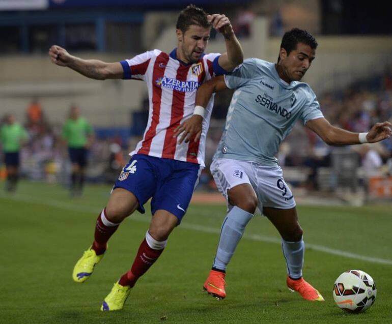 Ángel, en un partido con el Eibar disputa un balón con Gabi en el Vicente Calderón