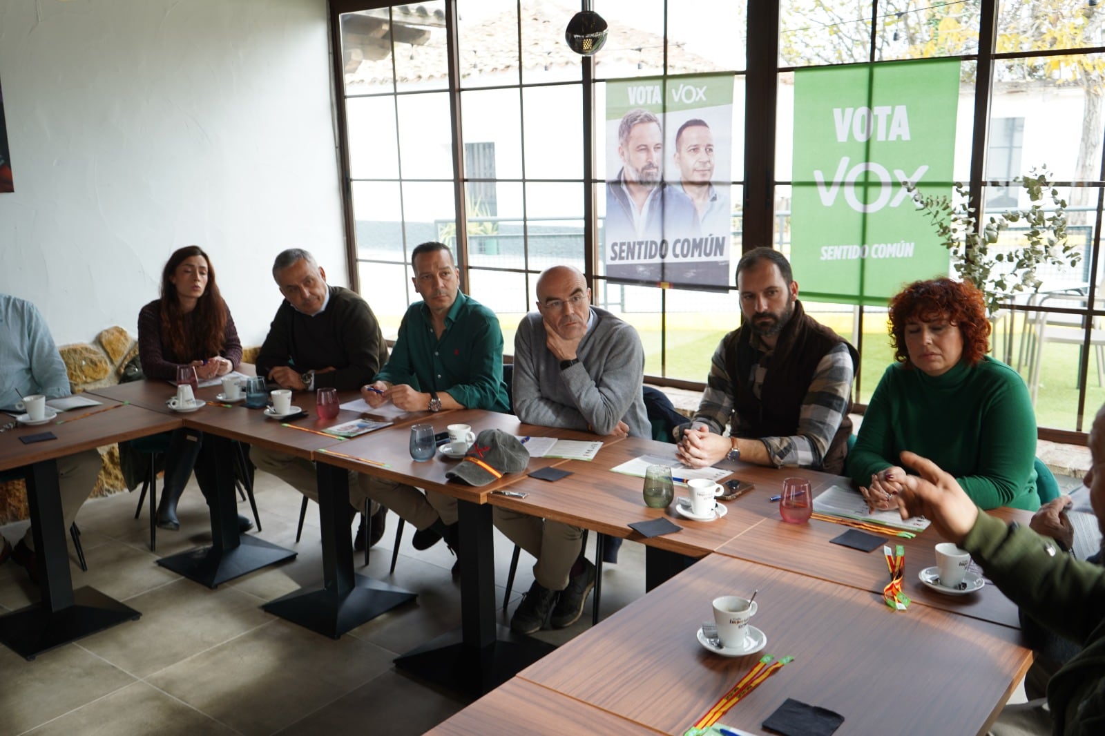 En el centro Jorge Buxadé, europarlamentario de Vox y a su izquierda Óscar Fernández, candidato de Vox a la Junta de Extremadura junto a ganaderos y miembros de su equipo