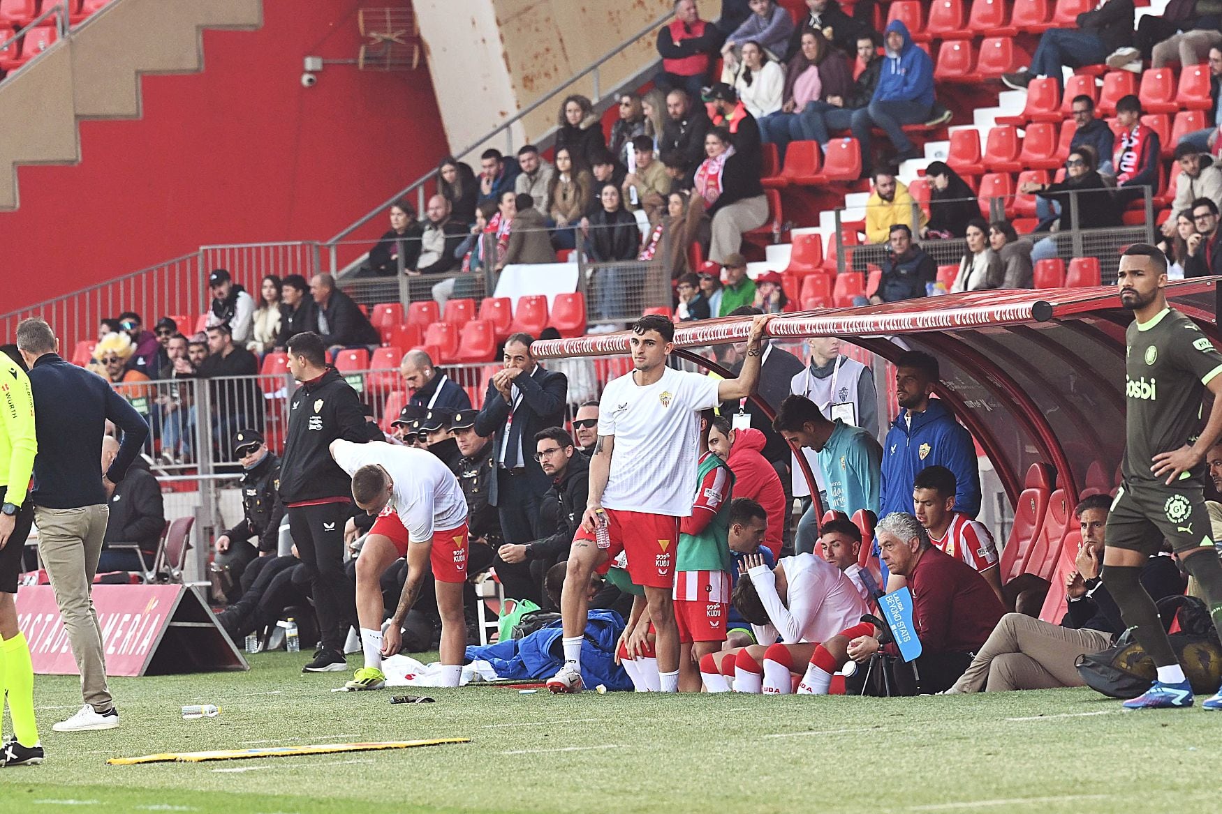 Pubill esperando el gol que no llegó en el Almería 0 Girona 0.
