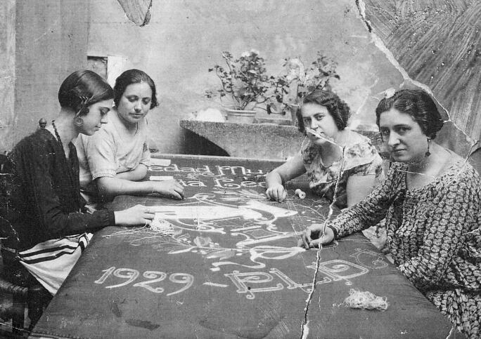 Un grupo de mujeres eldenses cosiendo el estandarte de la Banda Santa Cecilia de Elda