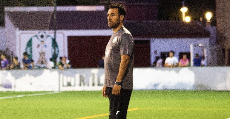 Manuel Moreno &#039;Rizos&#039; dirige al Atlético Mancha Real en un partido de esta temporada.