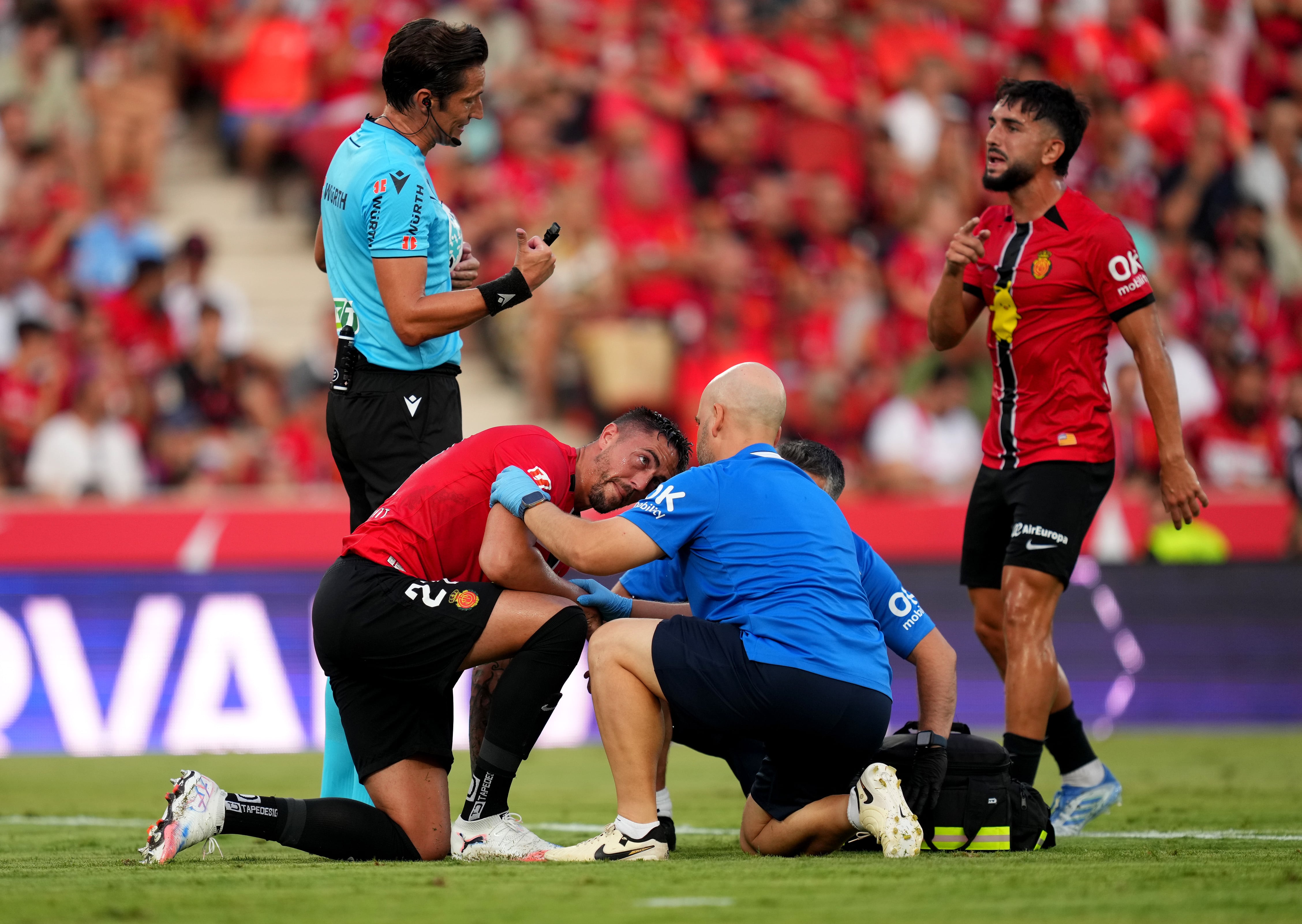 Antonio Raíllo, atendido por conmoción durante el Mallorca-Barça