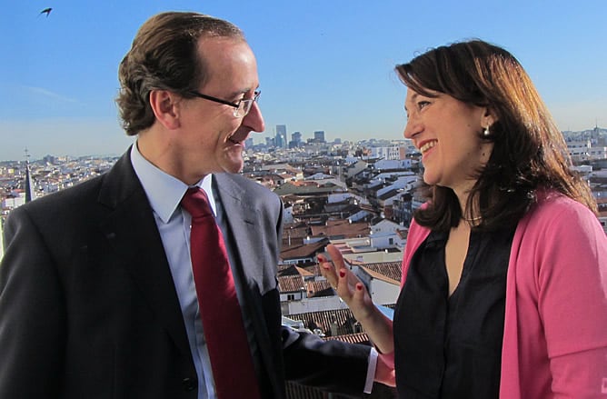 Los portavoces parlamentarios de PP (Alfonso Alonso) y PSOE (Soraya Rodríguez), en la terraza de la Cadena SER minutos antes del &#039;cara a cara&#039; que han celebrado en &#039;Hoy por Hoy&#039;