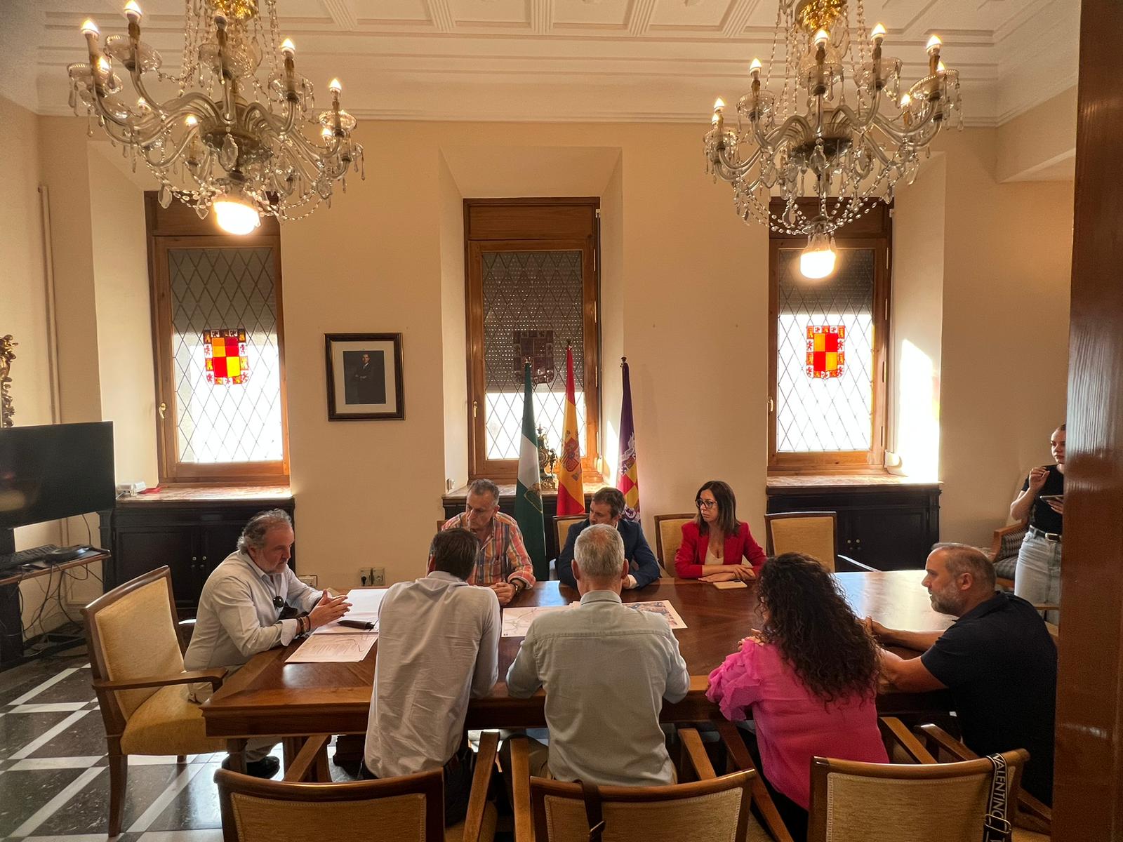 Momentos durante la reunión entre asociación de comerciantes Müy Jaén y Gobierno Municipal