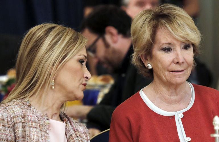 La presidenta de la Comunidad de Madrid, Cristina Cifuentes y la portavoz del PP en el Ayuntamiento de Madrid, Esperanza Aguirre