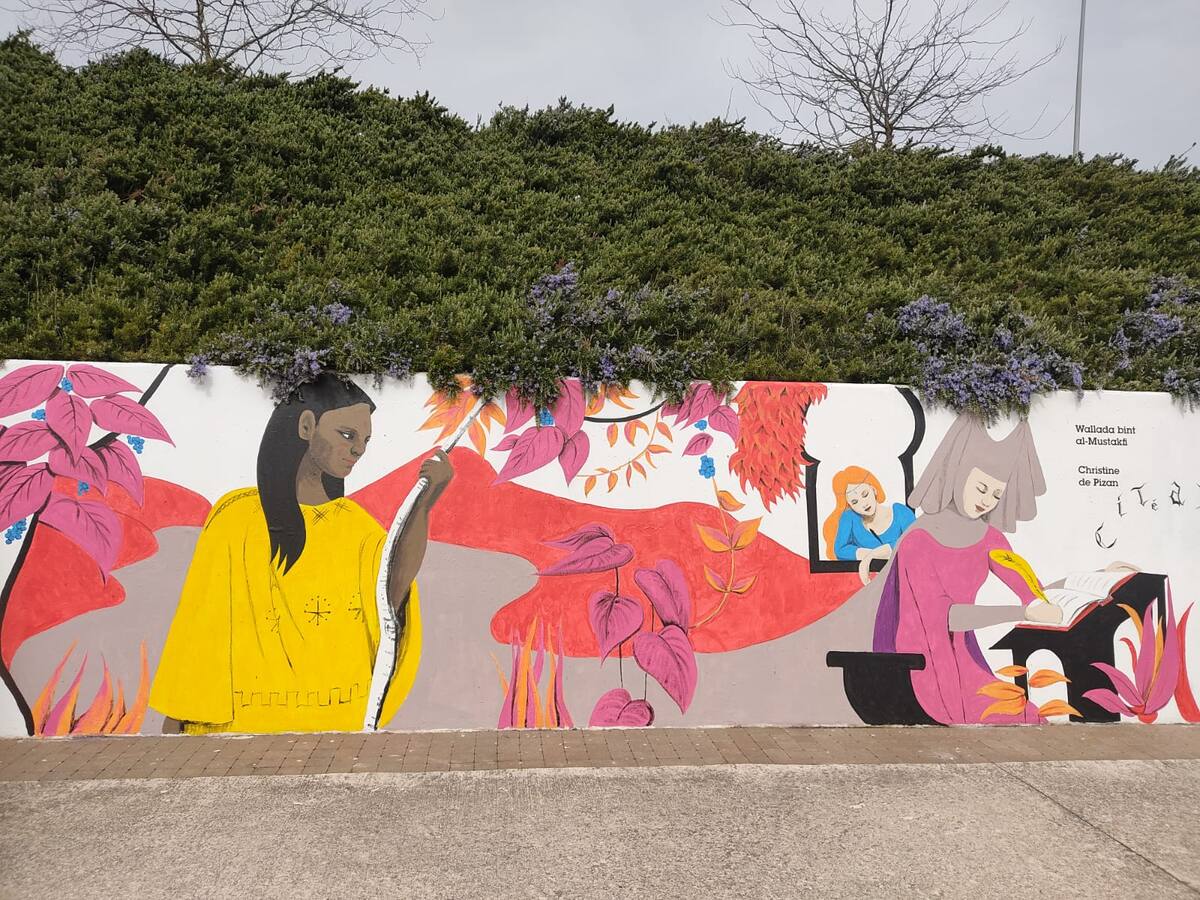 Recorriendo la historia de 47 mujeres pioneras en un mural en Lezkairu