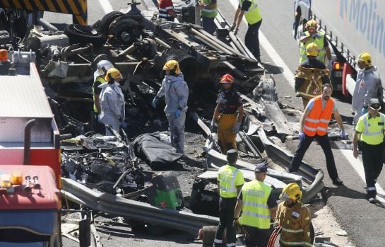 Detalle de la intervención de los bomberos tras el accidente en la autovia A-7 a su paso por Elche