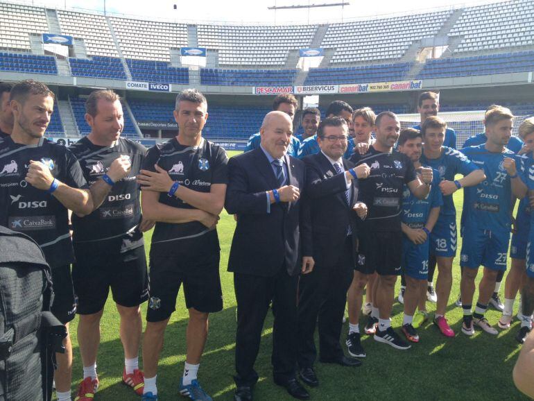 El presidente Miguel Concepción en el acto de presentación de la pulsera contactless de La Caixa