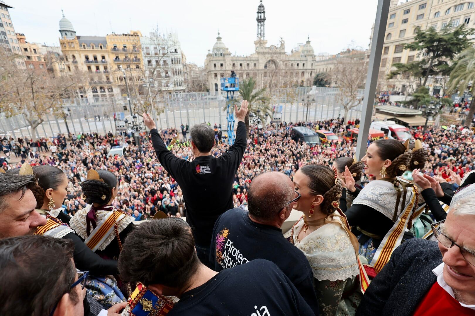 La pirotecnia Alpujarreña ha disparado la quinta mascletà de las Fallas 2023 en la plaza del Ayuntamiento de València.