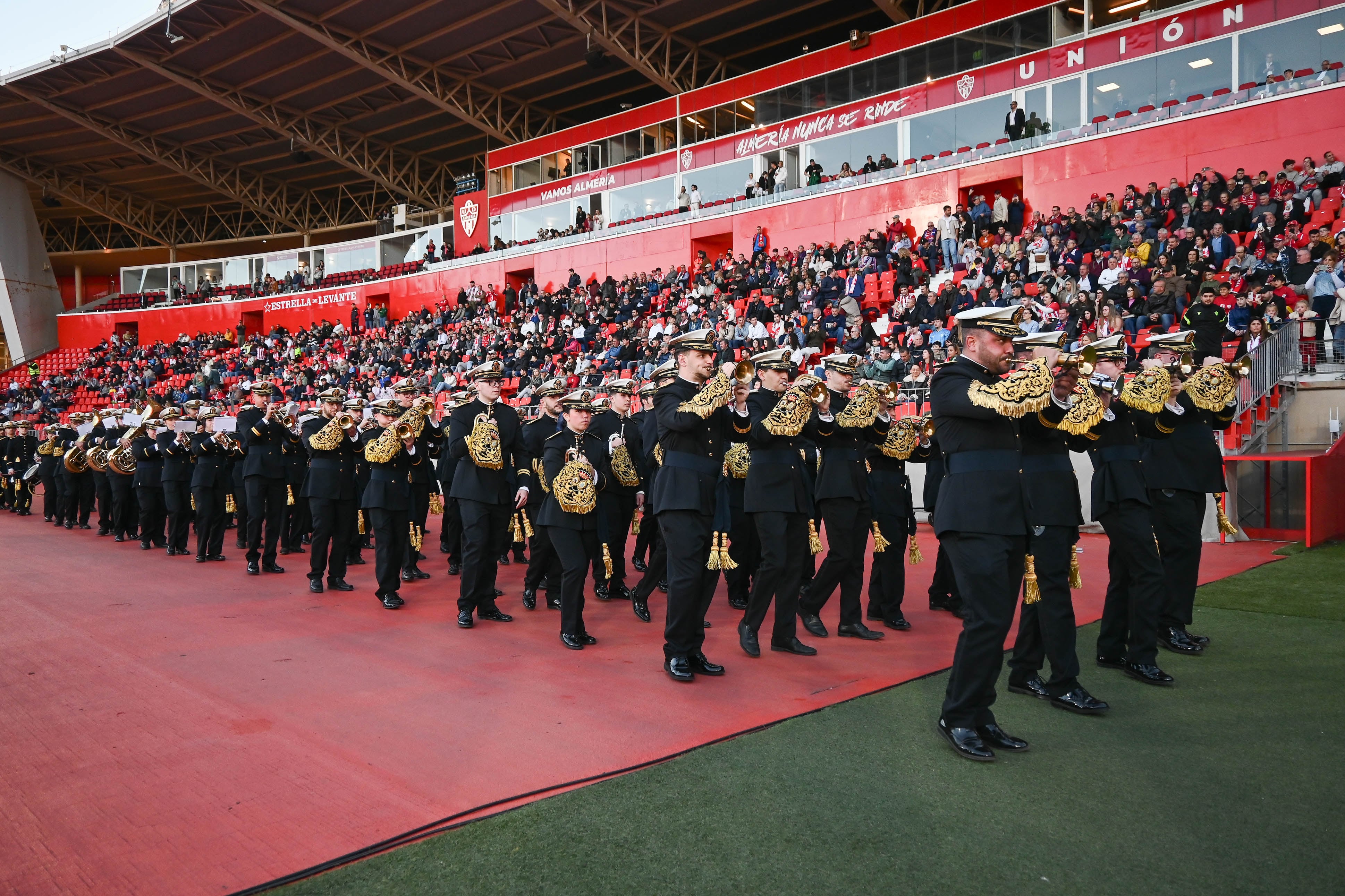 La banda de la Hermandad del Carmen desfilando por el Mediterráneo.