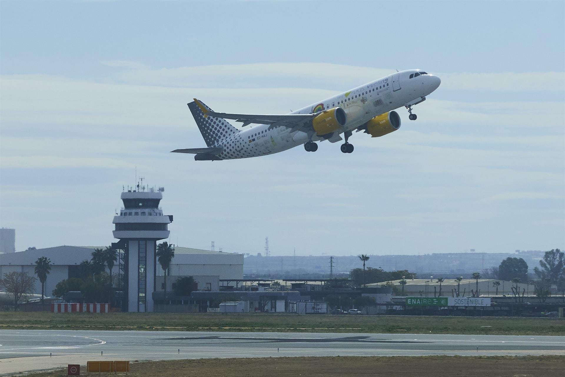 Un avión despega del Aeropuerto de Sevilla, en foto de archivo. - JOAQUÍN CORCHERO - Archivo